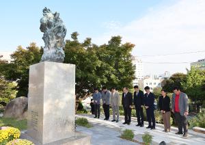 부마민주항쟁 47주년 맞아, 총장·보직자단 교내 역사 현장 참배